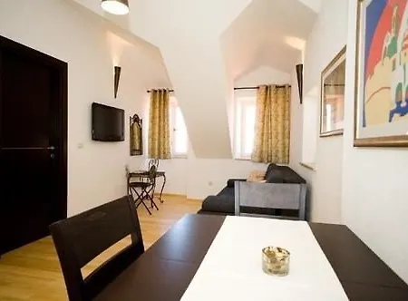 Apartment Flores *