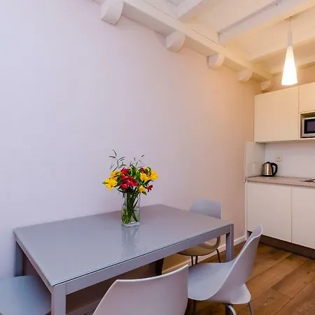 Flores Apartment *