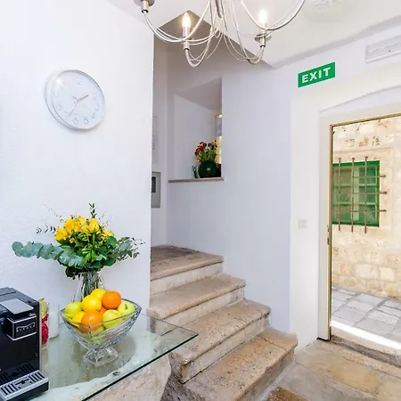 Flores Apartment *